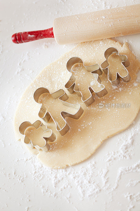 Family Group Cookie Cutter on Dough with Rolling Pin Vertical的用法和样例